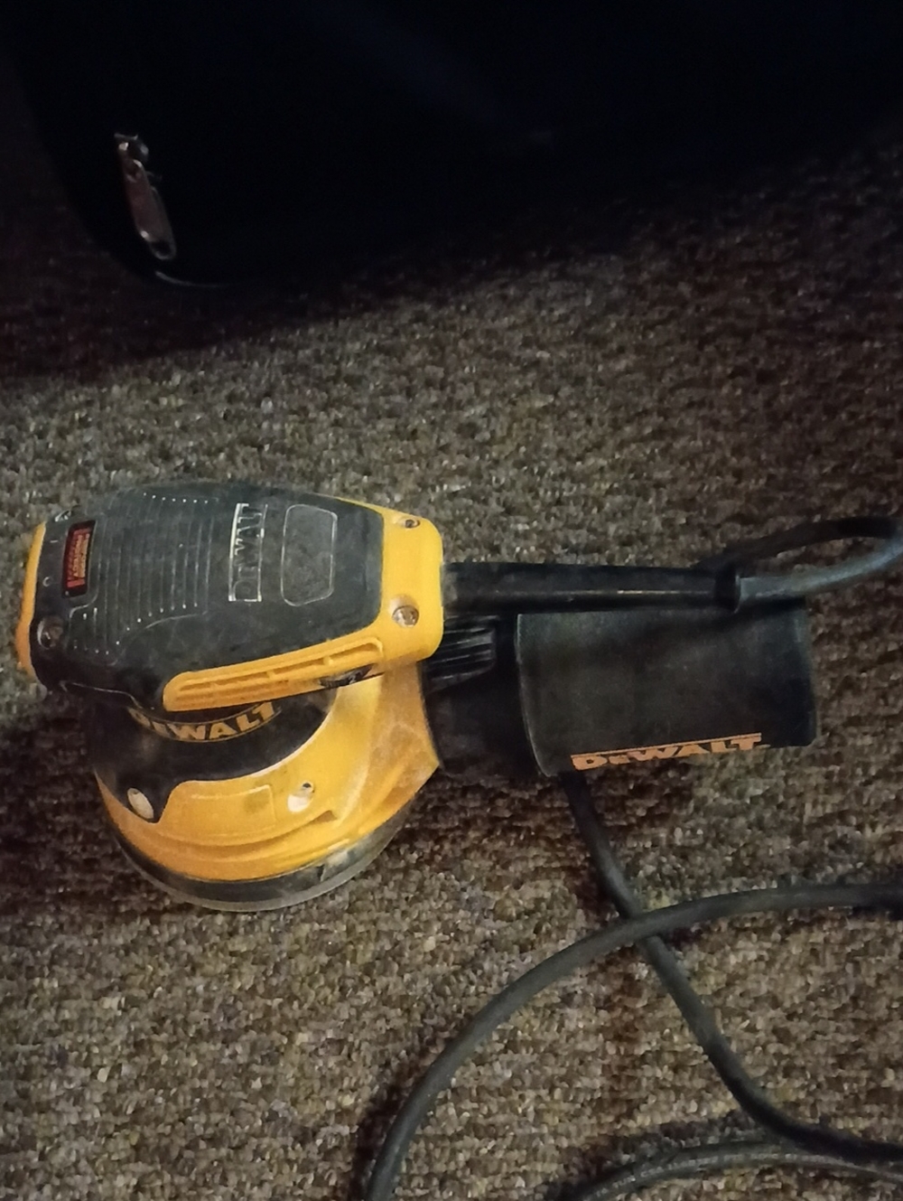 DEWALT Corded Random Orbital Sander in Yellow/Black & Sanding Pads